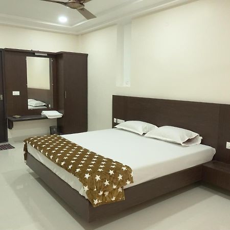 Sri Krishna Residency Hotel Eluru Buitenkant foto