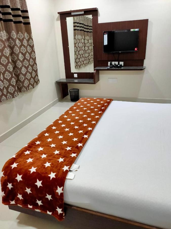 Sri Krishna Residency Hotel Eluru Buitenkant foto